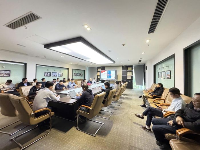 Chi bộ 2 tuyên truyền về kết quả hoàn thành toàn diện kế hoạch năm 2025 của Tập đoàn.