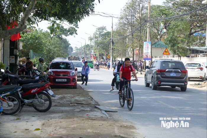 Đáng chú ý, trên tuyến đường này có 2 trường học nên hằng ngày lượng học sinh và phụ huynh qua lại rất đông. Ảnh: Đình Tuyên