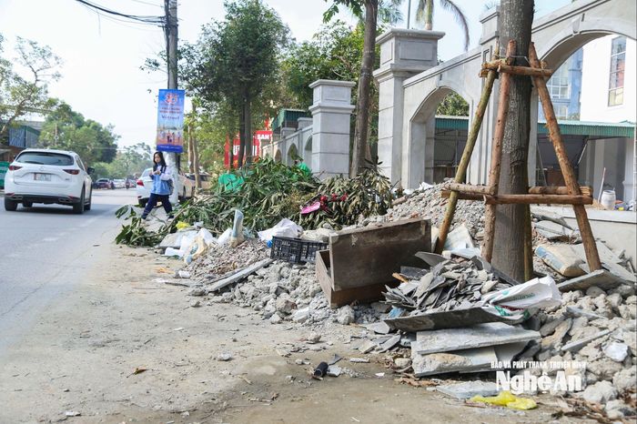 Cũng trên tuyến đường này, một số công trình xây dựng lấn chiếm vỉa hè, buộc người đi bộ phải di chuyển xuống lòng đường, tiềm ẩn nguy cơ mất an toàn giao thông. Ảnh: Đình Tuyên