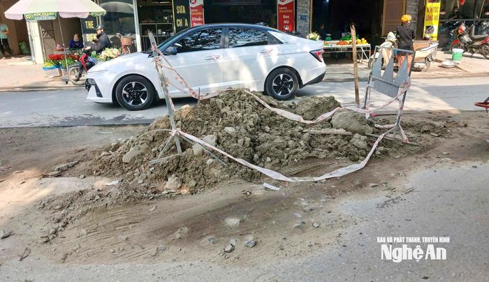 Đất, vật liệu thi công chất đống ngổn ngang giữa lòng đường. Ảnh: Đình Tuyên