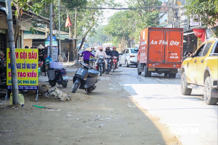 Đoạn đường Phượng Hoàng Trung Đô, gần 1km thi công dở dang suốt gần 1 năm nay, mặt bằng chưa được hoàn trả. Ảnh: Đình Tuyên