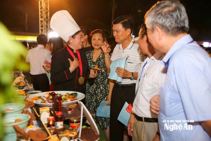 Các đầu bếp giới thiệu, hướng dẫn đại biểu, du khách và nhân dân thưởng thức, trải nghiệm các món lươn tại Festival Văn hóa Ẩm thực Nghệ An tháng 7/2019. Ảnh tư liệu
