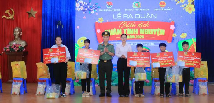 Trao học bổng cho học sinh.
