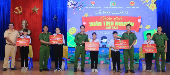 Trao bảng tượng trưng nhận "Em nuôi của Đoàn".