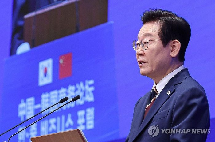Tổng thống Lee Jae Myung phát biểu tại Diễn đàn Doanh nghiệp Hàn Quốc - Trung Quốc tại Bắc Kinh ngày 5/1. Ảnh: Yonhap
