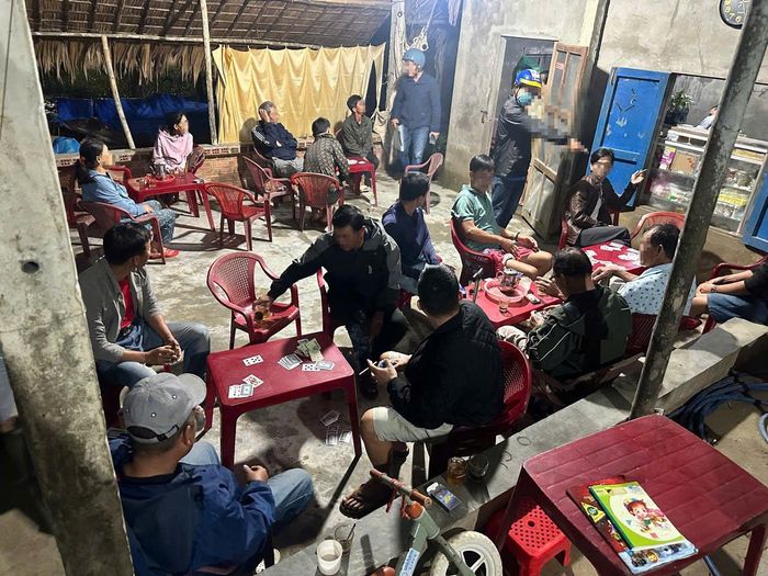 Công an đột kích, bắt quả tang nhiều đối tượng đang đánh bạc tại một quán nước trên địa bàn phường Hội An Đông. Ảnh: Công an cung cấp