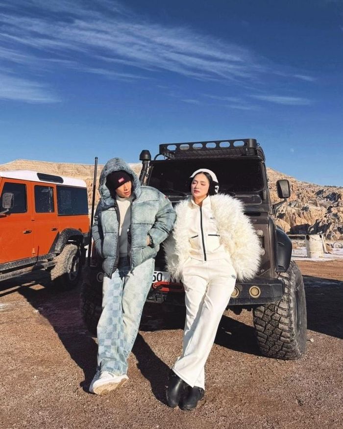 Cảnh đẹp của Cappadocia nhìn từ khinh khí cầu khi tuyết phủ trắng các thung lũng.