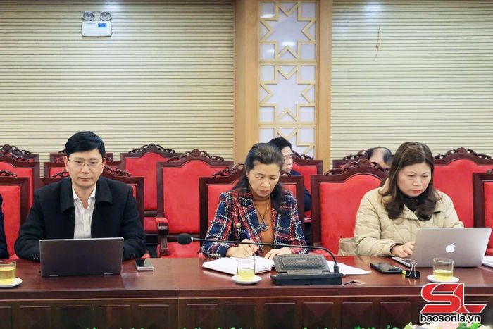 Các đại biểu dự họp.
