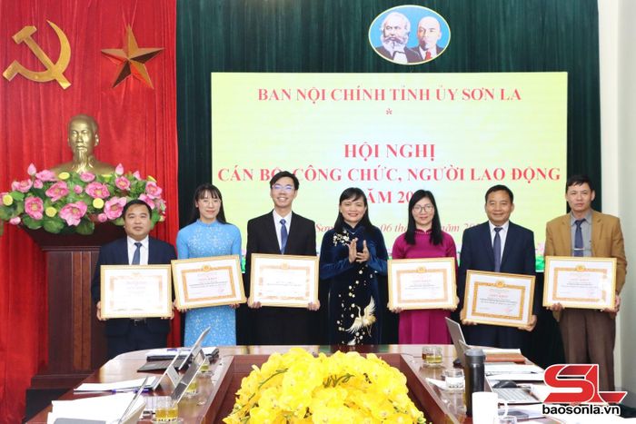 Đồng chí Trưởng ban Nội chính Tỉnh ủy tặng giấy khen cho các cá nhân.