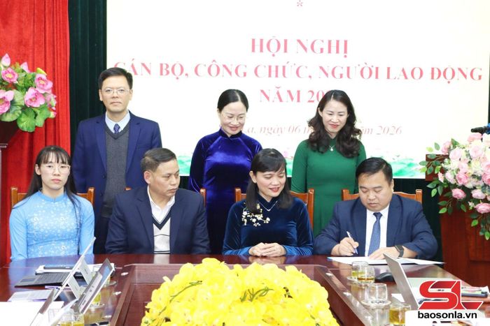 Ký kết giao ước thi đua giữa thủ trưởng cơ quan Ban Nội chính Tỉnh ủy với văn phòng và các phòng chuyên môn.
