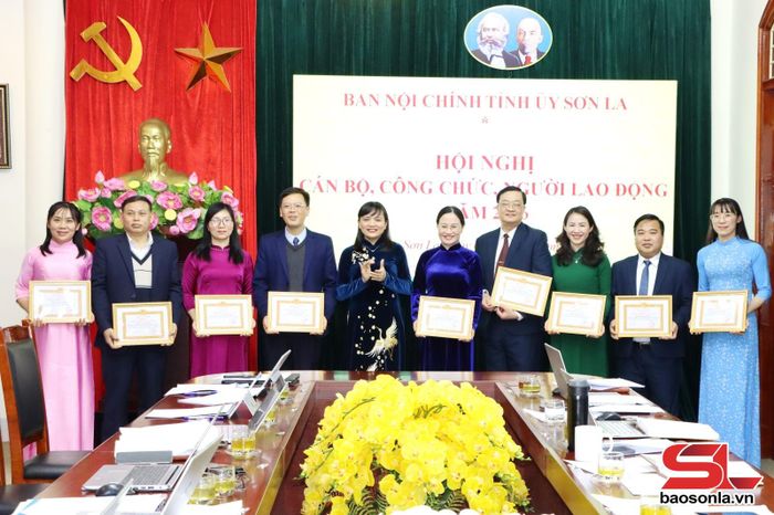 Đồng chí Trưởng ban Nội chính Tỉnh ủy trao tặng danh hiệu Chiến sĩ thi đua cấp cơ sở cho các cá nhân.