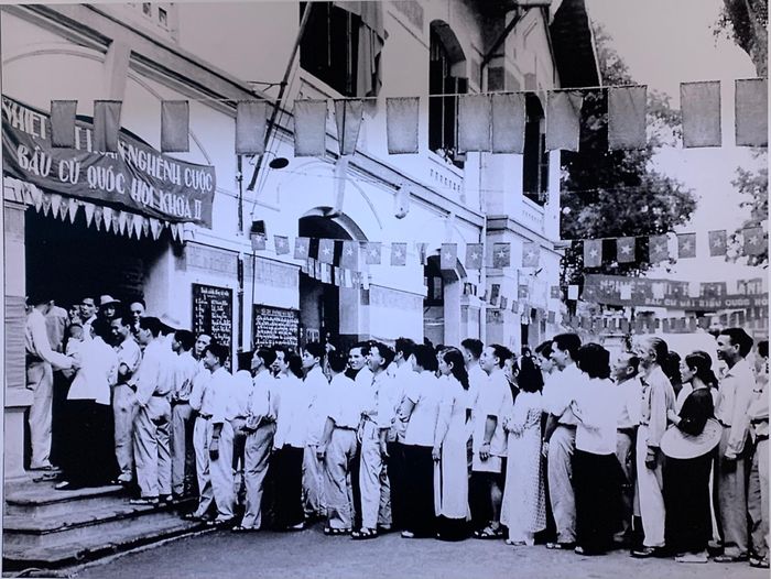 Nhân dân phố Lò Đúc, khu phố Hai Bà Trưng, Hà Nội, bỏ phiếu bầu cử đại biểu Quốc hội Khóa II, ngày 8/5/1960. Nguồn: TTXVN