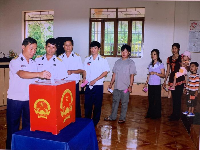 Quân dân huyện đảo Trường Sa, tỉnh Khánh Hòa bầu đại biểu Quốc hội Khóa XII, ngày 13/5/2007. Nguồn: VPQH