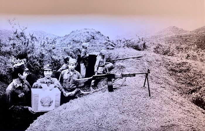Cán bộ, chiến sĩ Đồn biên phòng 193 Lạng Sơn - Đơn vị anh hùng, bỏ phiếu bầu cử đại biểu Quốc hội Khóa VIII ngay trên điểm tựa. Nguồn: TTXVN