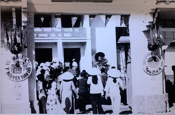 Cử tri tham gia bầu cử đại biểu Quốc hội Khóa VI tại hòm phiếu số 4, khu Thuận Thành, thành phố Huế tháng 4/1976. Nguồn: TTXVN