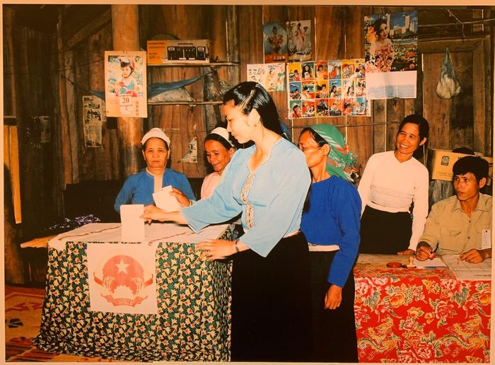 Cử tri dân tộc Mường, tỉnh Hòa Bình (cũ) tham gia bầu cử đại biểu Quốc hội hóa X, tháng 7/1997. Nguồn: VPQH