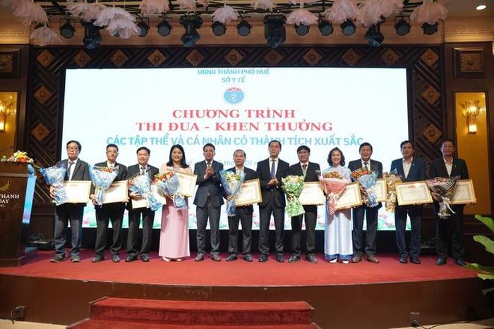 Lãnh đạo UBND TP Huế và Sở Y tế trao khen thưởng cho các tập thể, cá nhân xuất sắc.