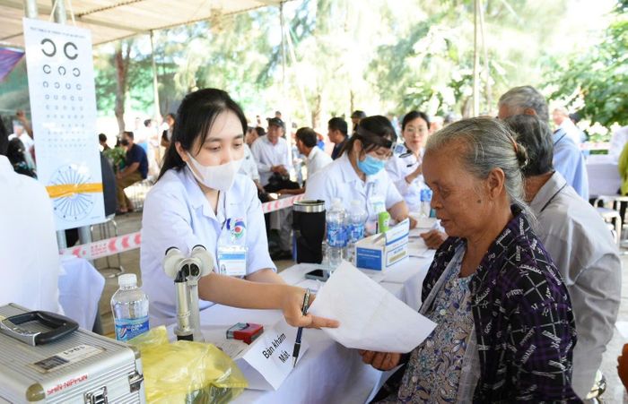 Ngành y tế TP Huế tổ chức các chương trình khám bệnh, cấp phát thuốc miễn phí cho người dân.
