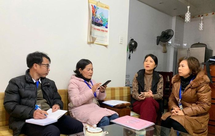 Điều tra viên thu thập thông tin tại hộ kinh doanh trên địa bàn phường Lương Văn Tri. Ảnh: BLS