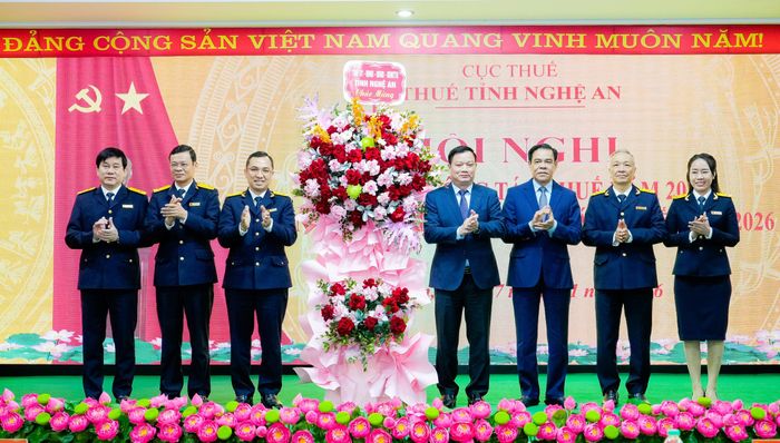 Lãnh đạo tỉnh Nghệ An tặng hoa chúc mừng Thuế tỉnh Nghệ An. Ảnh: Phạm Bằng