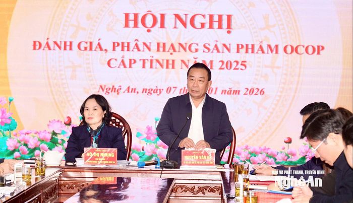 Các đồng chí chủ trì hội nghị. Ảnh: Phú Hương