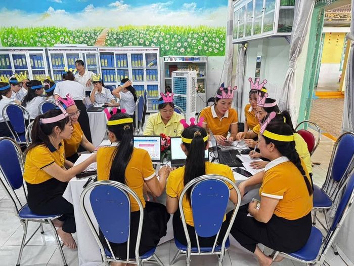 Các đội chơi hào hứng thỏa sức sáng tạo với công nghệ AI. Ảnh: SONG THANH