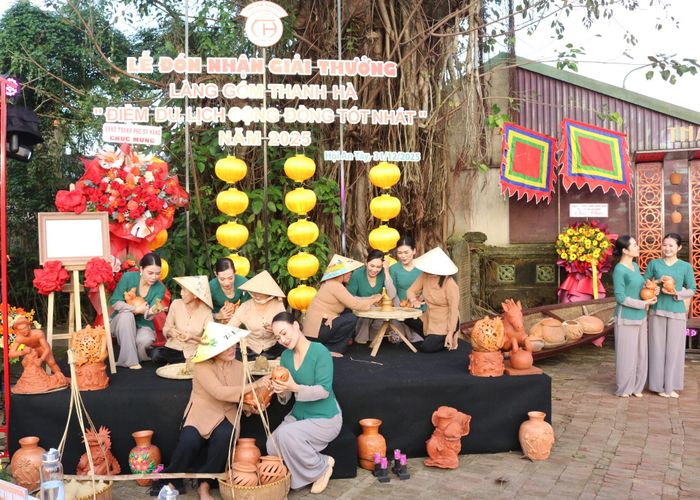 Văn nghệ ca ngợi "hồn gốm". Ảnh: HOÀNG LIÊN