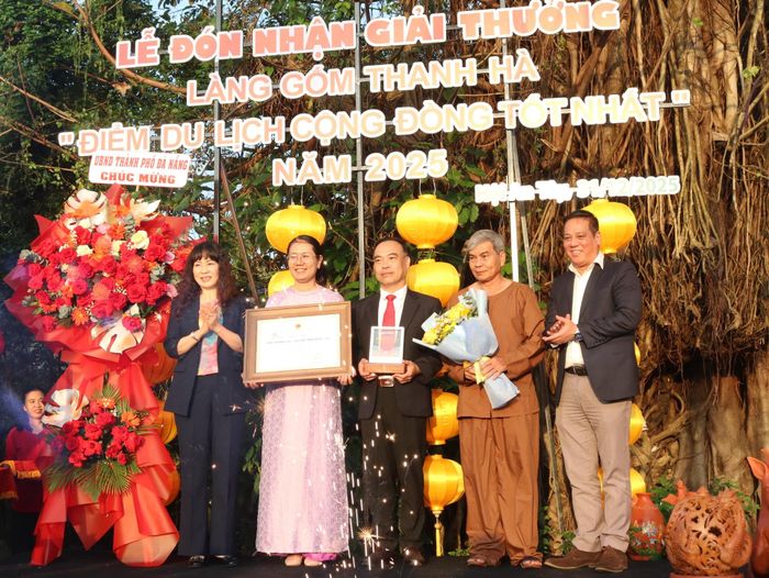 Giám đốc Sở Văn hóa, Thể Thao và Du lịch Trương Thị Hồng Hạnh trao chứng nhận Giải thưởng “Điểm du lịch cộng đồng tốt nhất” năm 2025 của Bộ Văn hóa, Thể thao và Du lịch cho đại diện địa phương và cộng đồng làng nghề Thanh Hà. Ảnh: HOÀNG LIÊN