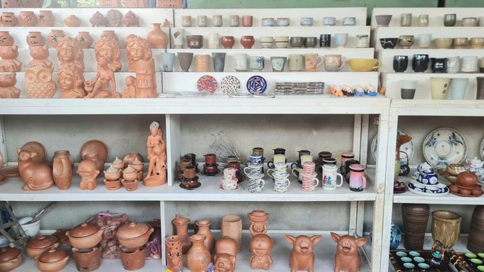 Sản phẩm gốm Thanh Hà. Ảnh: HOÀNG LIÊN