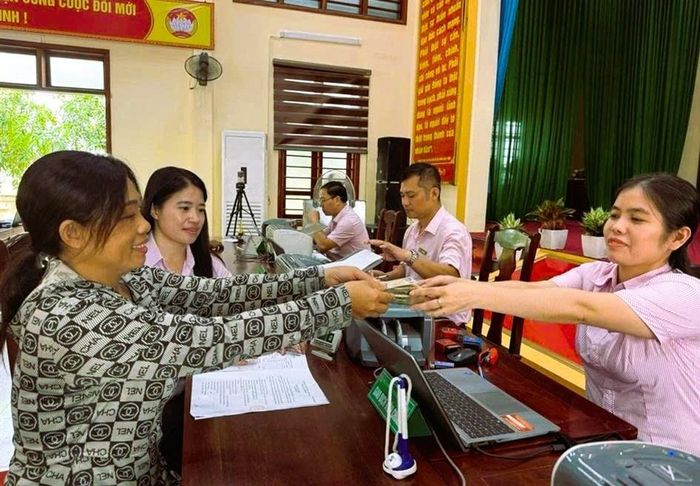 Phòng giao dịch NHCSXH Nghi Lộc giải ngân Chương trình tín dụng STEM cho hộ gia đình bà Vũ Kiều Anh (ngoài cùng bên trái) ở xóm Kim Ngọc xã Trung Lộc