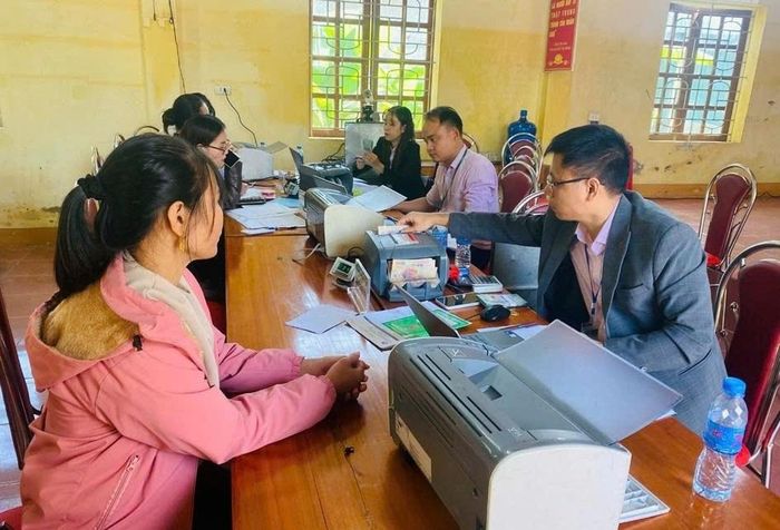 Phòng giao dịch NHCSXH Quỳ Châu, tỉnh Nghệ An giải ngân tại điểm giao dịch xã