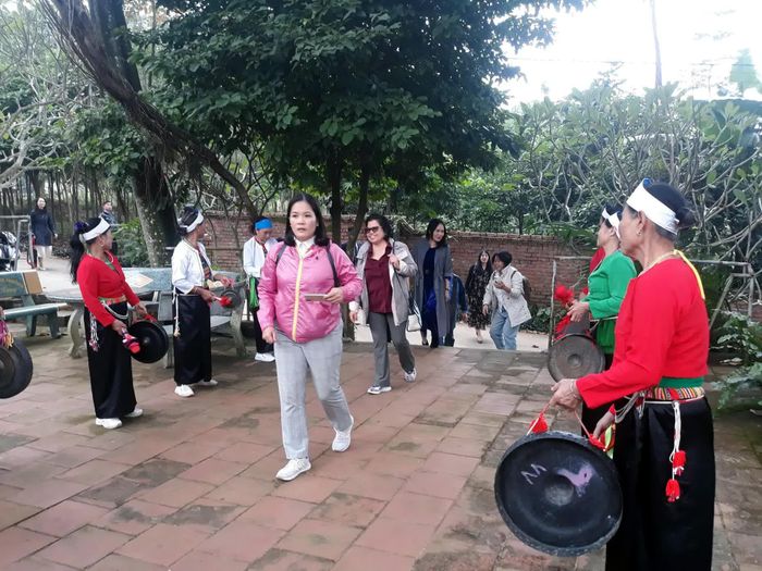Du khách được bà con dân tộc Mường (Ba Vì) chào đón khi đến tham quan du lịch. Ảnh: Hoài Nam