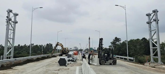  Thi công các hạng mục còn lại của dự án đường cao tốc Hậu Giang - Cà Mau để đưa vào khai thác (ẢNH: TẤN THÁI) 