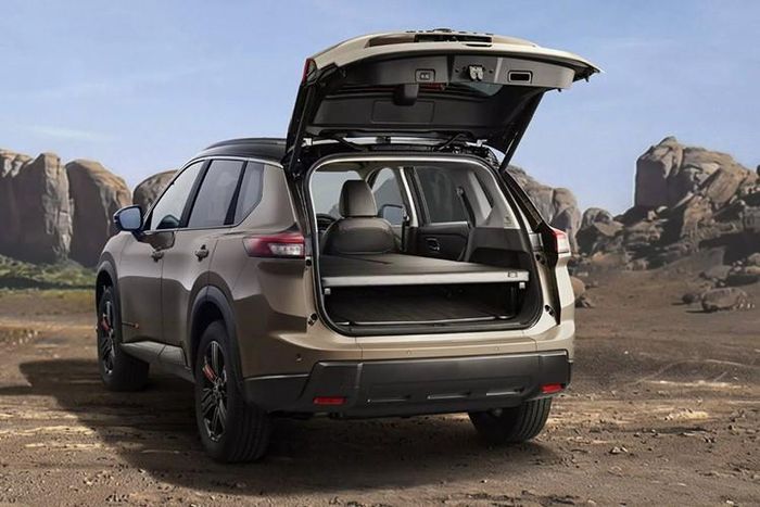 Nissan X-Trail Multi-Bed 2026 sử dụng hệ truyền động hybrid e-Power tự sạc, đi kèm hệ dẫn động bốn bánh toàn thời gian e-4ORCE, giúp xe vừa tiết kiệm nhiên liệu, vừa đảm bảo khả năng vận hành trên nhiều loại địa hình.