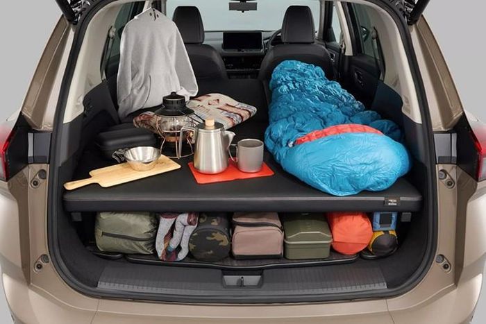 Ngoài ra, Nissan cung cấp thêm ba gói tùy chọn: Gói Outdoor: chắn bùn, ốp bậc cửa, bệ bước, ốp tay nắm cửa và phim bảo vệ khoang hành lý. Gói Roof Carrier: giá nóc chở hành lý, phù hợp cho hành trình dài hoặc mang theo thiết bị thể thao. Gói Rock Creek Basic Plus: thảm sàn, chắn mưa cửa, phụ kiện biển số và bộ khóa bánh.