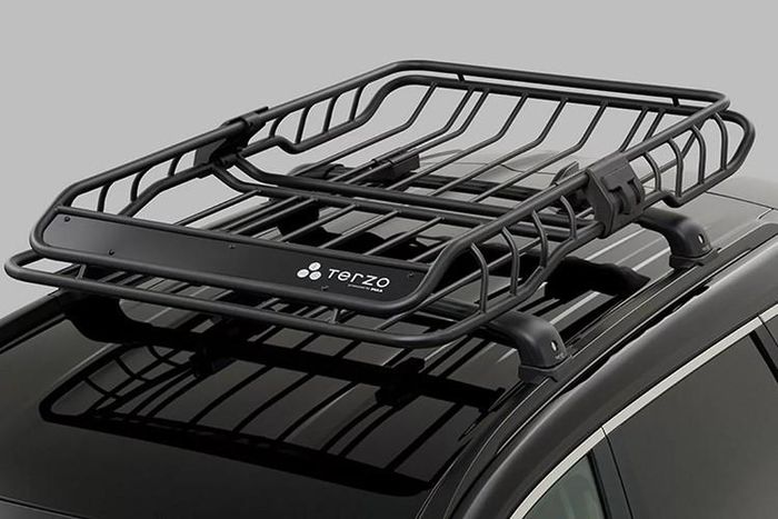 Phần sàn hành lý được lót tấm panel cứng, có thể đi kèm thảm cao su tùy chọn để tăng độ bền và dễ vệ sinh – phù hợp cho những chuyến đi dài ngày, nơi điều kiện thời tiết và mặt đường không lý tưởng.