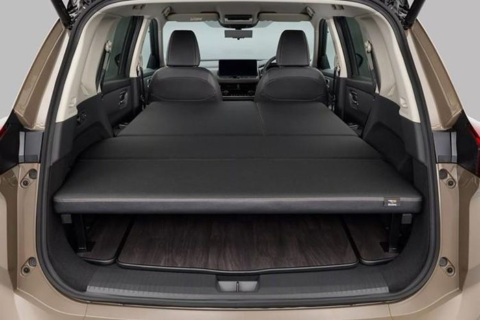 Bên cạnh trang bị tiện ích, khách hàng có thể cá nhân hóa ngoại hình X-Trail Multi-Bed với gói Sotoasobi, gồm: nắp ca-pô sơn đen nhám, ốp vòm bánh xe bắt ốc và huy hiệu riêng biệt, tạo cảm giác mạnh mẽ, khác biệt cho mẫu SUV hybrid.