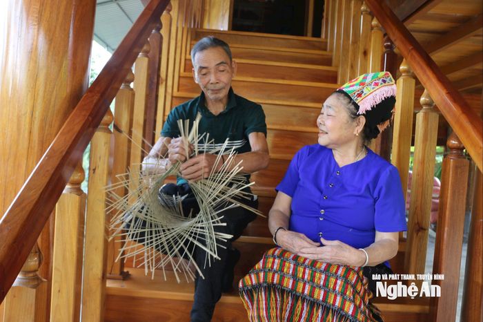 Thị trường mở rộng, giúp những người giữ nghề đan lát như ông Hoành có thêm thu nhập. Ảnh: T.P