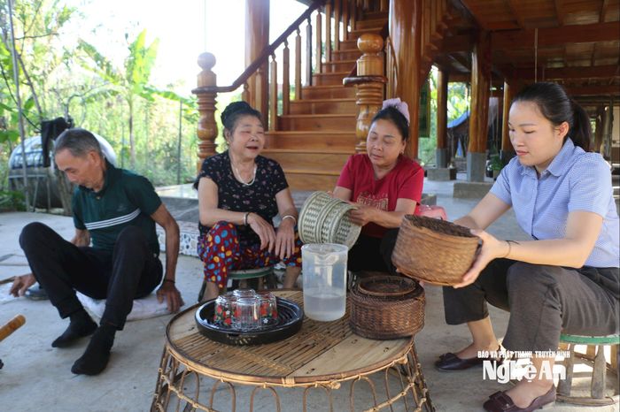 Khách đến tận nhà ông Hoành mua ép khẩu. Ảnh: T.P