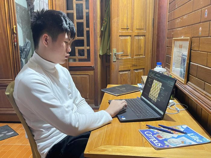 Em Nguyễn Việt Đức đam mê và theo học cờ vua tại một lớp học trực tuyến. Ảnh: GĐCC