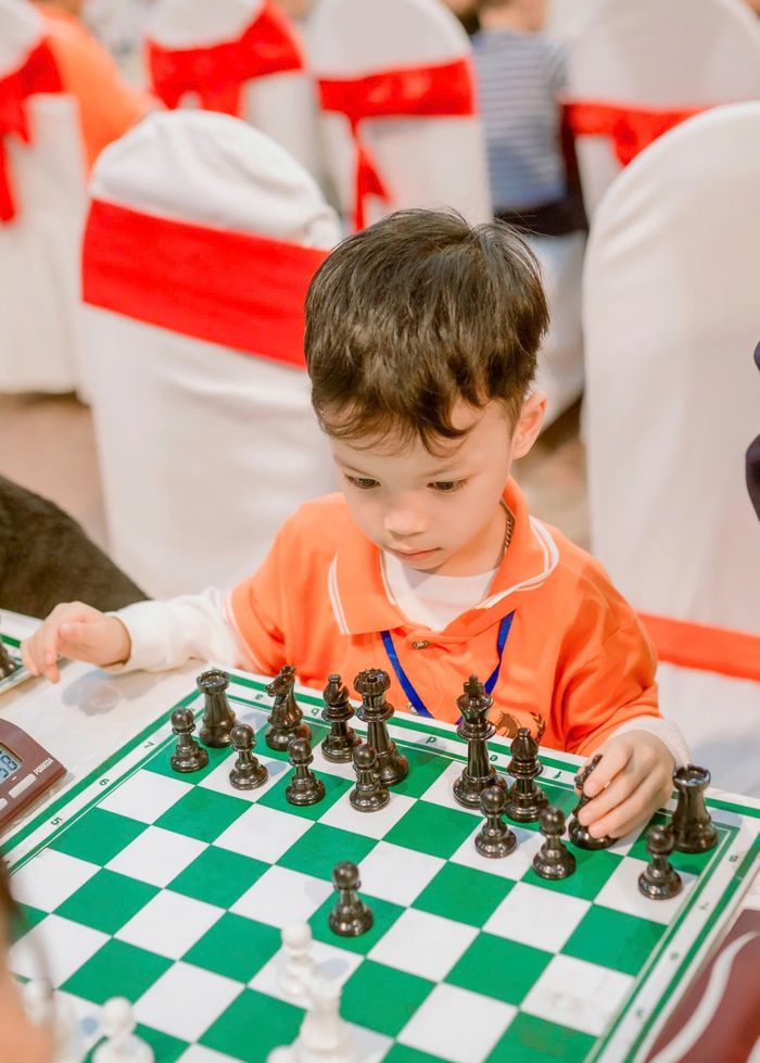 Những em nhỏ thay vì đòi xem ti vi hay điện thoại nay đã tìm được niềm vui và rèn khả năng tập trung thông qua những ván cờ. Ảnh: CSCC