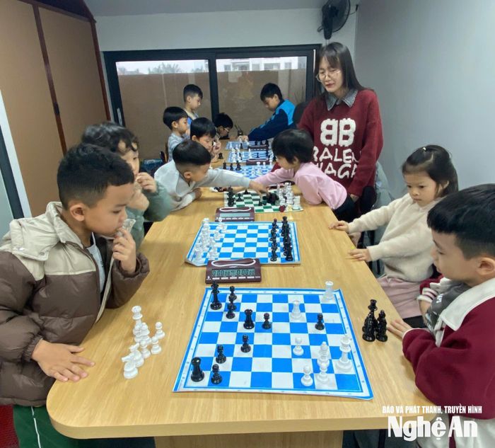 Những lớp học cờ vua ngày càng được phụ huynh xứ Nghệ tin tưởng để gửi gắm con em của mình. Ảnh: CSCC