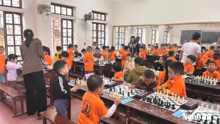 Các kỳ thủ nhí lứa tuổi U5, U6 tại giải đấu nội bộ của CLB Nghệ Chess. Ảnh: TG