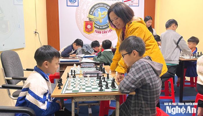 Cô Nguyễn Thị Mai theo dõi sự tiến bộ của học trò trong một buổi học cờ vua. Ảnh: TG