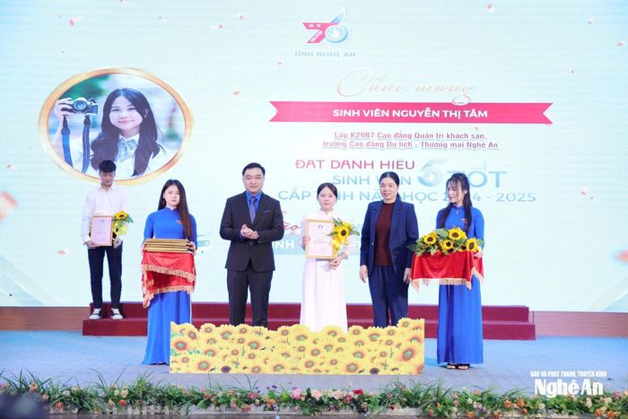 Đại diện Thường trực Tỉnh đoàn cùng Sở Giáo dục và Đào tạo biểu dương, tôn vinh các sinh viên đạt danh hiệu Sinh viên 5 tốt. Ảnh: Thanh Quỳnh