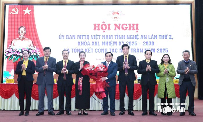 Các đồng chí Ban Thường trực Ủy ban MTTQ Việt Nam tỉnh Nghệ An tặng hoa chúc mừng đồng chí Nguyễn Viết Hùng. Ảnh: Mai Hoa