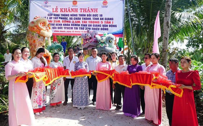 Khánh thành cầu giao thông nông thôn Bồi Đức 18. Ảnh: MỘC TRÀ