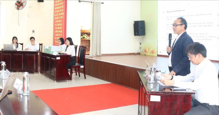 Phó Giám đốc Trung tâm Phát triển quỹ đất thành phố Đà Nẵng Huỳnh Tấn Quang (thứ 2, bên phải sang) chủ trì xét duyệt hồ sơ đăng ký thuê đất ngắn hạn đợt đầu tiên của năm 2026. Ảnh: HOÀNG HIỆP