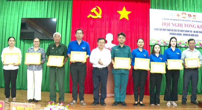 Khen thưởng các cá nhân. Ảnh: Minh Anh