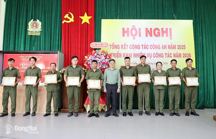 Lãnh đạo UBND xã An Viễn trao giấy khen cho các cá nhân đạt thành tích xuất sắc trong công tác đảm bảo an ninh chính trị - trật tự an toàn xã hội năm 2025. Ảnh: Thu Bồn